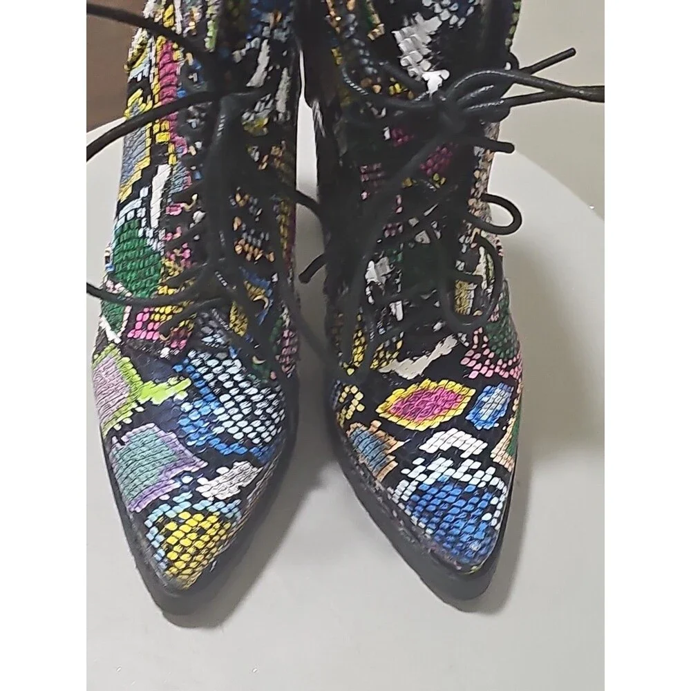 Liliana boots Women’s Multi Colored Snake Skin High Heel Boots. Size 6